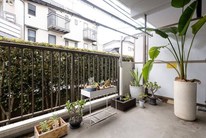 住戸は1階所在。外からの視線の入り方は、現地での確認ポイントとしてみてください。バルコニーは、幅・奥行きともにゆとりがあります。