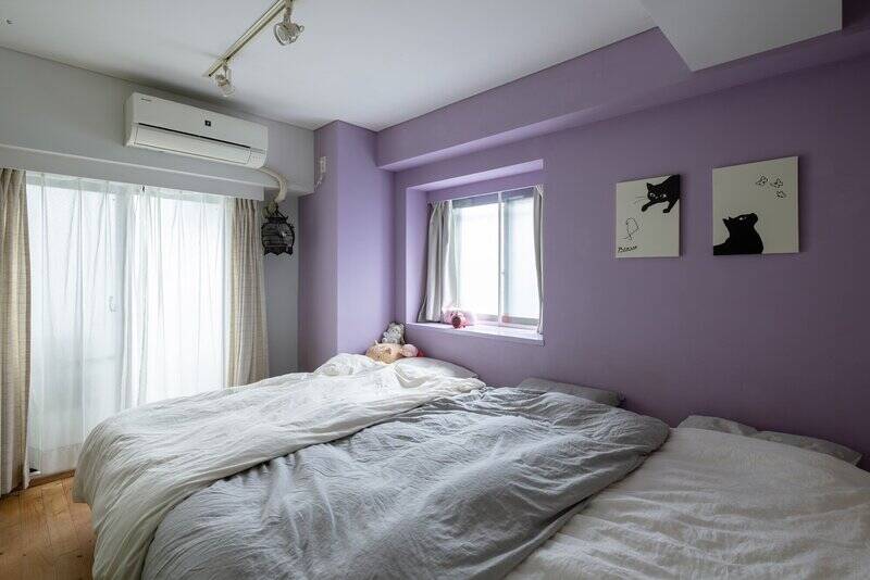 広さ約8帖の洋室B。北西向きの掃き出し窓の先にはバルコニーがあります。こちらも写真には写っていませんが、廊下側の壁の一部はガラスブロック仕様に。