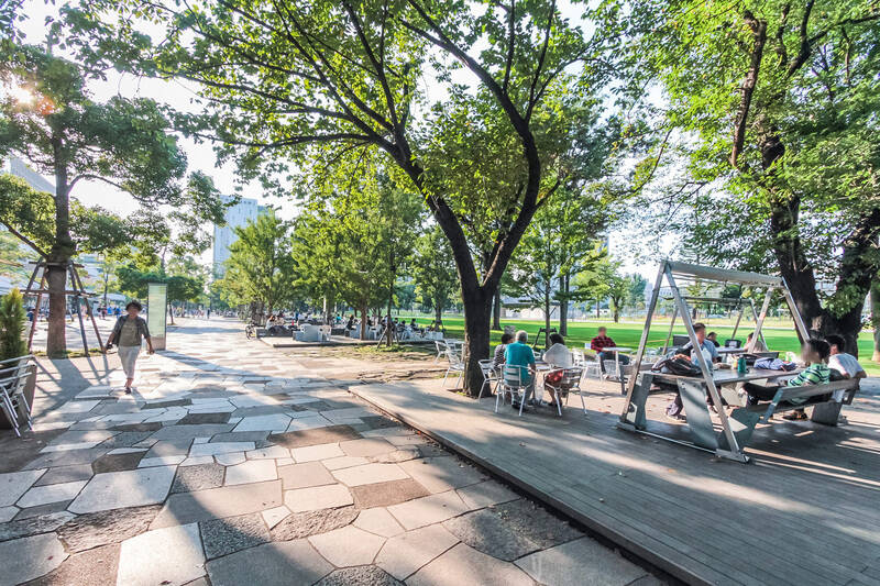 おしゃれなカフェやキッチンカーも集まる「中野四季の森公園」（徒歩9分）も身近に。広々とした芝生や緑の中を、ペットと一緒にお散歩するのも気持ちよさそうです。