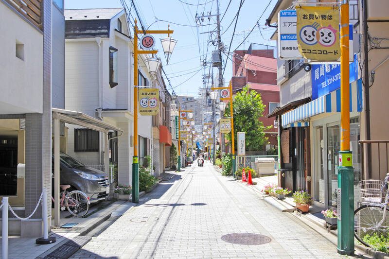 丸ノ内線「東高円寺」駅は、徒歩7分の距離に。移動先に合わせて、路線を使い分けできるのは大きな魅力ですね。&nbsp;&nbsp;<p><br></p><p>◾️マンションから駅までの商店街「ニコニコロード」（徒歩3分）</p>