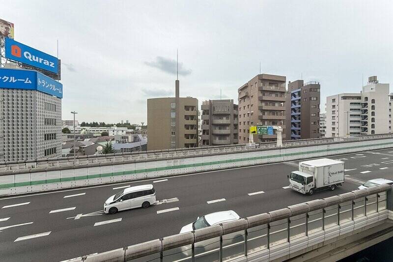 バルコニー正面には首都高が。なかなかの迫力です。