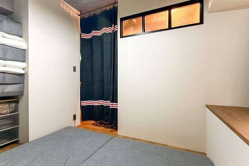玄関入ってすぐのところには洋室。扉が無いので、お気に入りのクロスなどで空間を彩りつつ、空間を仕切るのがおすすめ。