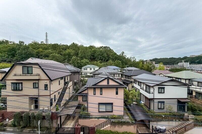 住宅街に位置しており、視線の先には緑が望めます。周辺に高い建物は無いので、日中はたっぷりと自然光を取り込めそうですね！
