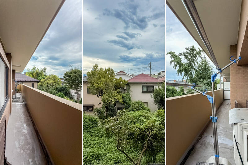 南西向き。ダイニングにある窓はこちらを向いています。正面には戸建て住宅がほどよく距離を保って並び、眼下には緑が広がる眺め。