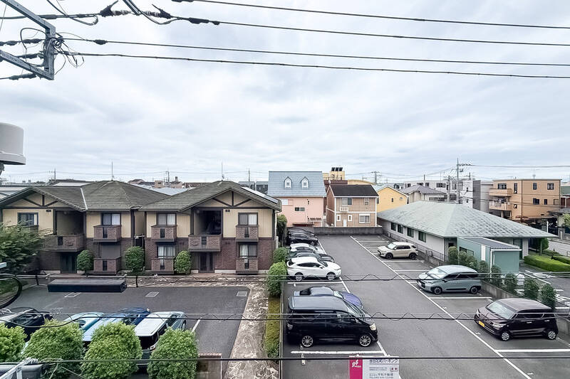 周辺には低層の住宅が並ぶため、3階からでも視界が開けています。空が広く感じられて、気持ちがいいですね。