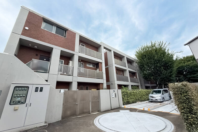 東急池上線「雪が谷大塚」駅から徒歩5分、「御嶽山」駅から徒歩6分の場所にある、2004年竣工のマンション。周辺には低層住宅が広がっており、穏やかな空気が流れています。