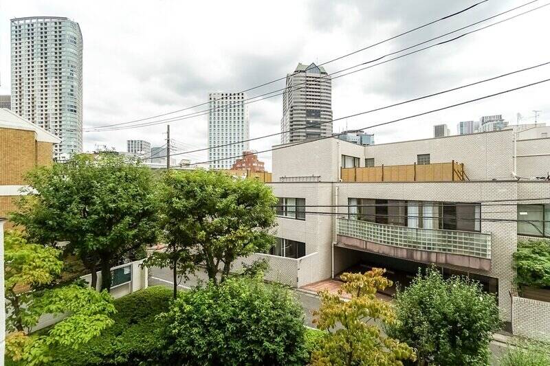 こちらは7階に所在している住戸です。お向かいの建物とは植栽を挟んでしっかり距離が取れており、視線が気になることもなさそう。周囲を行き交う車の量も少なく、落ち着いた環境と言えそうです。