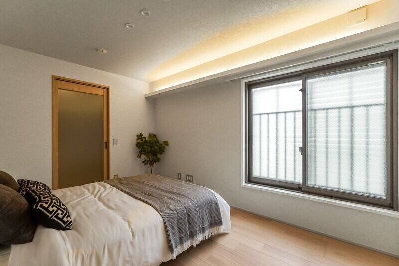 北西向きの窓がある洋室A。窓の向こうにガラス製ルーバーが備わっており、光は通しても視線は通しません。のんびりくつろげそう！