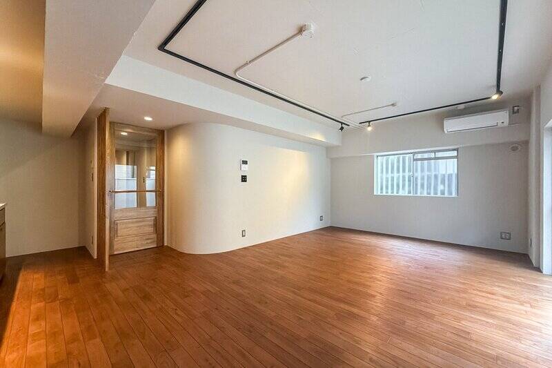 アール壁が空間のアクセントに。南東向きにも窓が設けられた、1階の角住戸です。