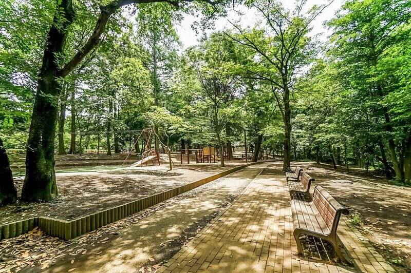 マンションから徒歩4分の場所には、豊かな緑が広がる「林試の森公園」。大きなクスノキをはじめとする巨木が立ち並び、池や芝生広場、冒険広場などもあります。朝の散歩に、休日のちょっとした気分転換にぴったり。