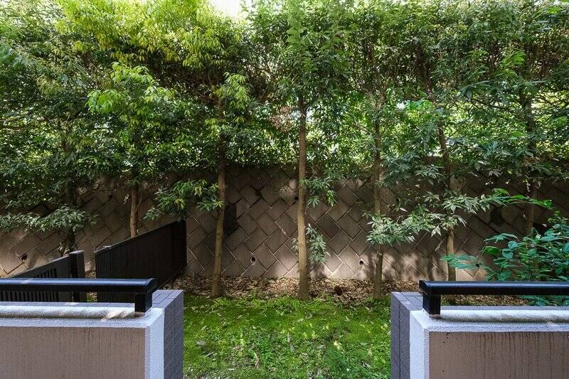 1階ならではの、専用庭付き。視界いっぱいにグリーンビューが広がり、目にやさしい光景♡&nbsp;目の前には擁壁があり、外からの視線は届きにくそう。