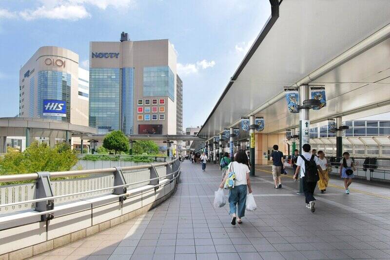 東急田園都市線・大井町線とJR南武線が利用できる「溝の口」駅へは、アップダウンがあるものの徒歩10分ほど。商業施設「マルイファミリー 溝口」や「ノクティプラザ」が、駅からのペデストリアンデッキで直結しています。