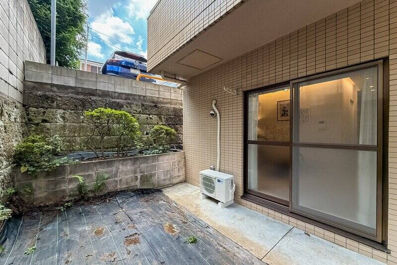 所在は1階ですが、道路から一段下がった構造です。