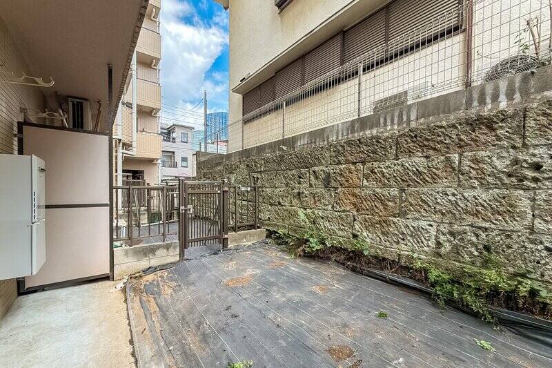 こちらの住戸は<b>専用庭</b>付き。ガーデニングを楽しんだり、ウッドパネルを設置してウッドデッキにしてみたり。お隣の住戸との境に大きめの鉢植えを置いて、緩やかに隔てるのもおすすめです。