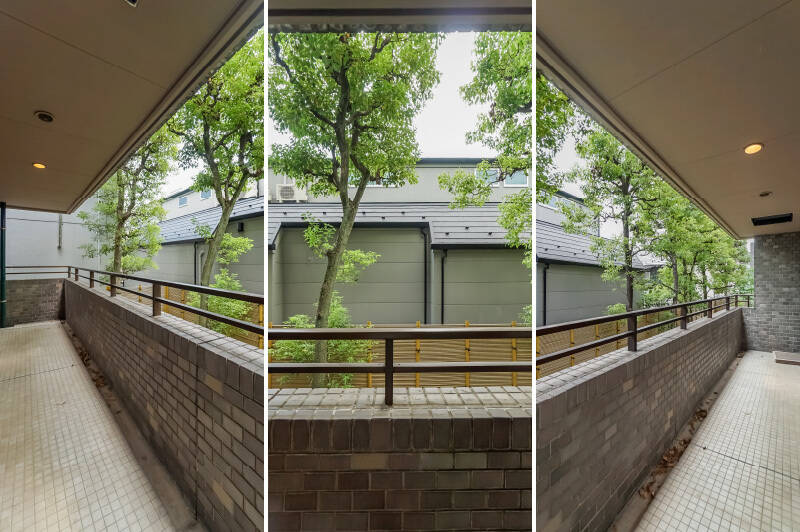 掃き出し窓から、バルコニーに出てみました。お向かいの建物にはこちらと向かい合うようなバルコニーや窓が無いので、視線に神経質にならず伸び伸びと過ごせそう。