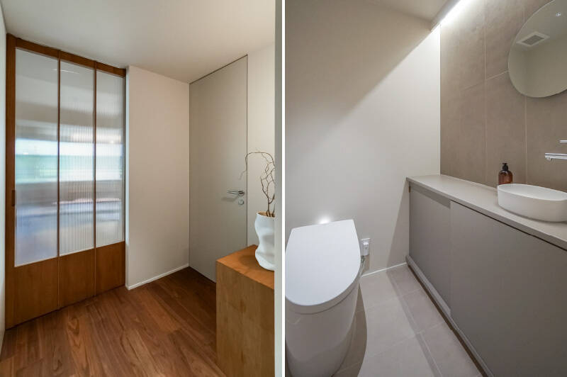 <b>左・</b>LDKの手前に戻ってきました。右手がトイレなのですが、その手前に空間の “溜まり” が設けられているのが素敵です。専有面積約131㎡ならではの余裕を感じます……／<b>右・</b>円形ミラーが可愛いトイレ。手洗い器の下は収納になっています。