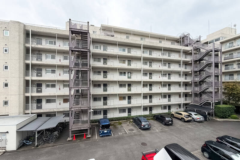 周辺にはマンションが建っており、時間帯によっては視線が気になる場面がありそう。その点は現地でご確認くださいね。