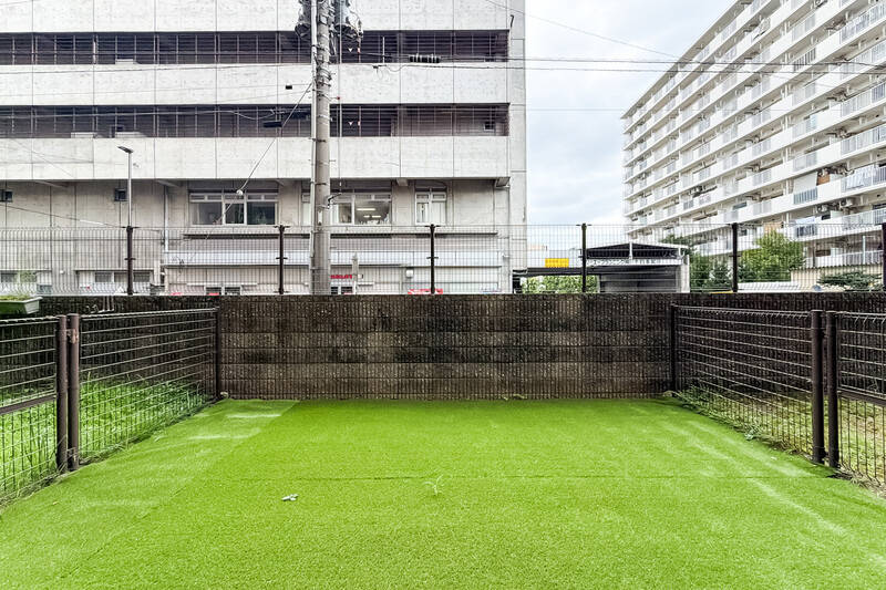 建物の向かいには事務所ビルが建っています。通りを挟んでいるため、圧迫感は感じにくい印象です。