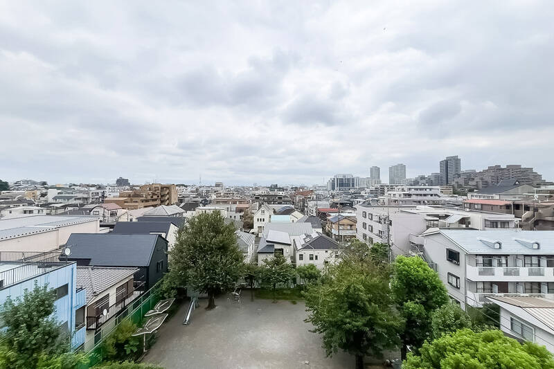 LDからアクセスするバルコニーからの眺望。街並みや空を遠くまで見渡せます。