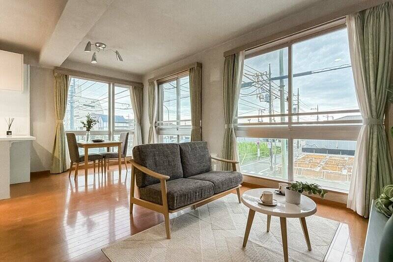 南西・南東の2方向に窓が並ぶ、明るく開放感のあるLDK。角住戸ならではのメリットを活かした、気持ちのいい空間です。<div><p><br></p><p>■ LDK広さ：約12.5帖&nbsp;</p><p>■ 間取り：3LDK</p></div>