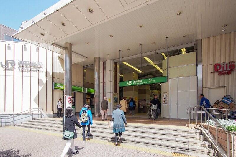<p>舞台は「西荻窪」。のんびりとした空気感の中に、個性豊かなお店が点在する、中央線沿いの中でも人気の街です。今回ご紹介するのは、そんな「西荻窪」駅と「久我山」駅のちょうど中間あたりに位置するマンション。中央線と井の頭線を、行き先に合わせて使い分けられるのがうれしい立地です。</p><p><br></p><p>■ 最寄り：「西荻窪」駅徒歩13分／「久我山」駅徒歩14分</p><p>■ アクセス：「新宿」駅まで乗車約14分</p>
