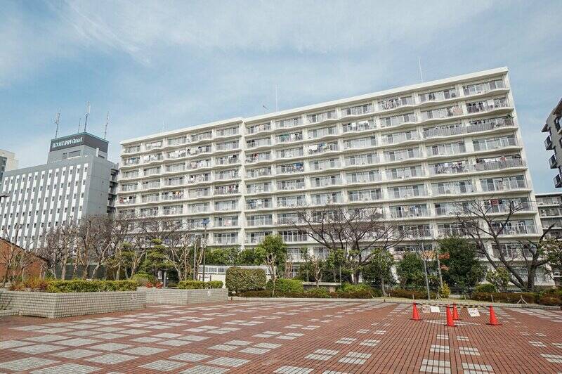 総戸数188戸の大規模マンション。1977年竣工ながら、外観はきれいに整備されている印象ですね。規模が大きいことで、ランニングコストが抑えめな点も◎