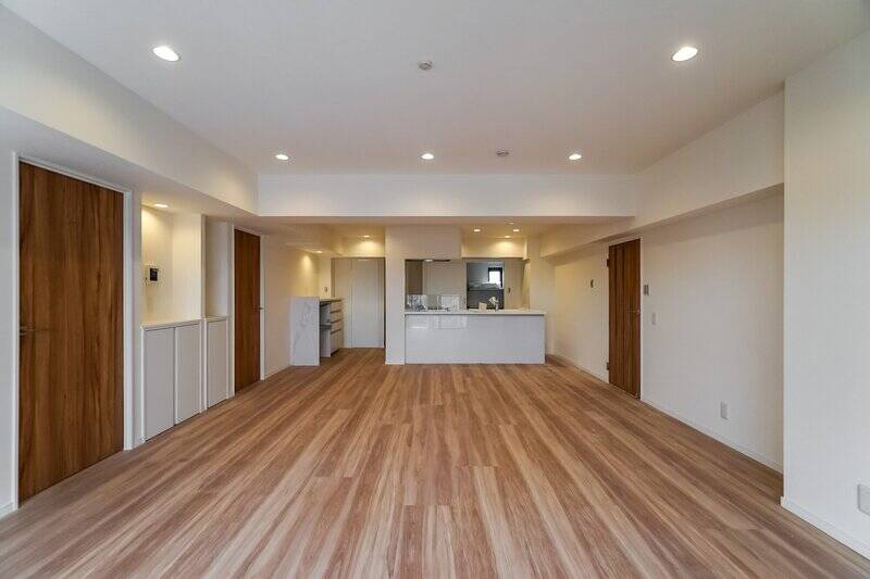 窓を背にしてもう一枚。昭和生まれのマンションではよくあることですが、LDK中ほどの天井高は、梁のため少々低くなっています(もちろんぶつかる心配はないです!)。 背の高い方はちょっとご留意くださいね。