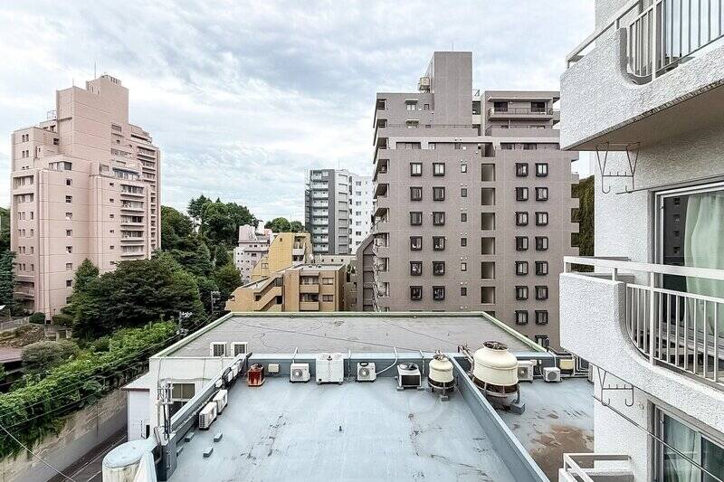 LDKから洋室Bにまたがるように配されているバルコニー。周辺に高い建物は建っておらず、かつ8階所在なので、視線を気にする必要はありません。