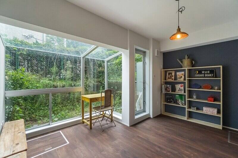 約9帖の洋室A……に入って、衝撃を受けてしまいました。なんと部屋の北東側がガラス張りになっており、専用庭に突き出した温室風のスペースとなっているんです！