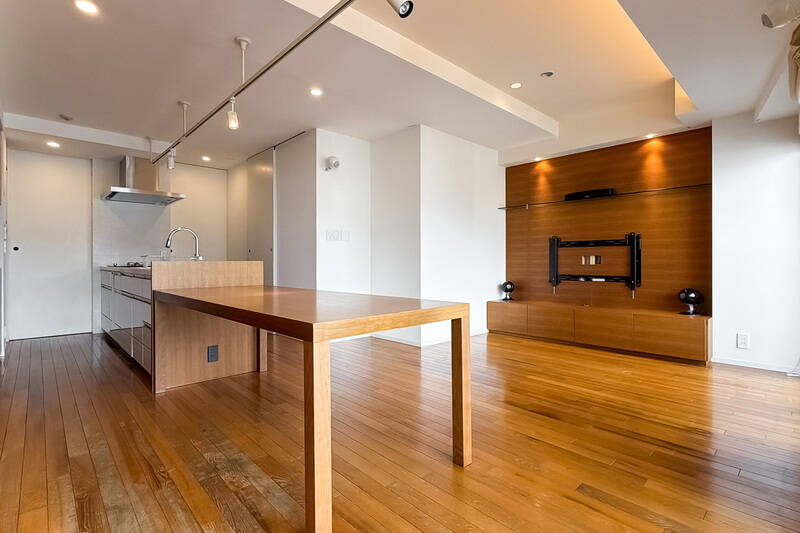 まずは約19帖のLDKから見ていきましょう! 無垢フローリングや木調の建具など、木の温もりに包まれる空間。
