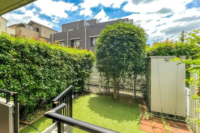 外に出てみると、そこには<b>約26㎡の専用庭</b>（月額470円）がありました！ 植栽に囲まれており、晴れた日はこちらでのんびり過ごせそう〜