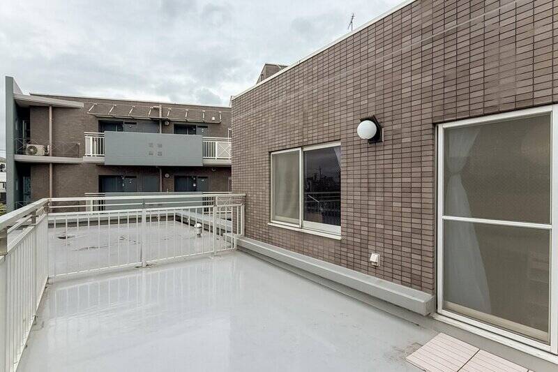 こちらの住戸には、約15㎡のルーフテラスが備わっています！ 気軽に外時間を楽しめるのって、いいですよね〜！