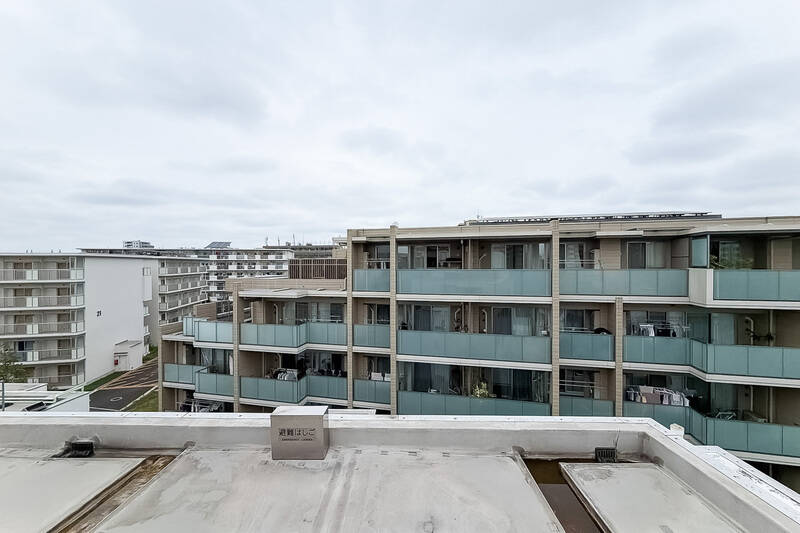 目の前には同じくらいの高さのマンションがあります。場所によってはお互いの視線が気になる場面もありそうです。
