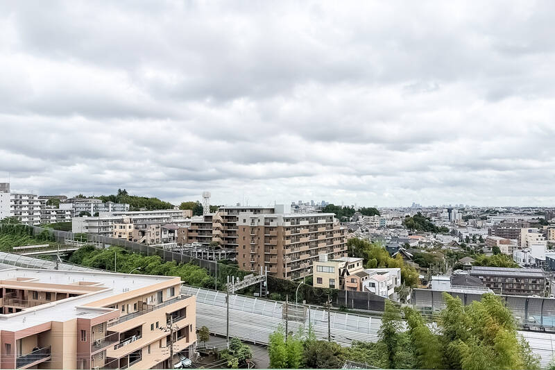 高台に立地していることで、街を見下ろす、開放感のある景色が広がっていますね！ 取材日はあいにくの曇り空でしたが、晴れた日には爽快な青空が広がります。