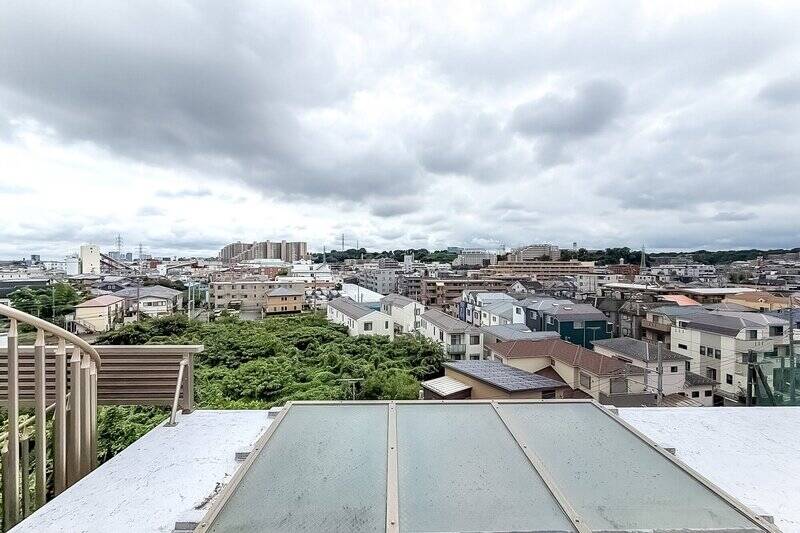 今回ご紹介する住戸は、最上階、スカイテラス付きの住戸! バルコニーから屋上に上がると、空が広がる開放的な眺望が広がっています。(写真は南向きの眺望)