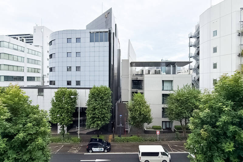 東側の眺望。窓の外には街路樹の緑が豊かに広がります。