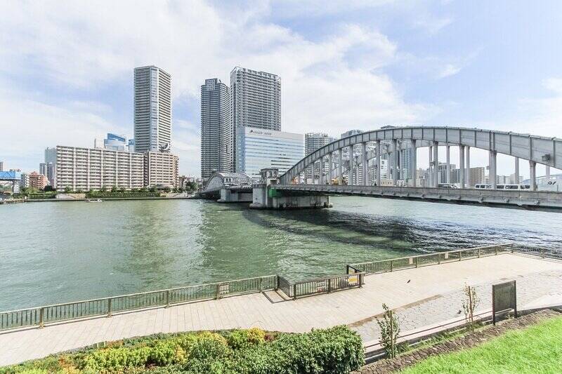 今回ご紹介する物件は、「勝どき」と「月島」の両駅が使える場所に建つ一邸。川や運河に囲まれた、下町らしい風情もある水辺の街からお届けです♪<p><br></p><p>■ 勝鬨橋（徒歩9分）</p><p>■ 都営大江戸線「勝どき」駅（徒歩5分）</p><p>■ 都営大江戸線・東京メトロ有楽町線「月島」駅（徒歩7分）</p>
