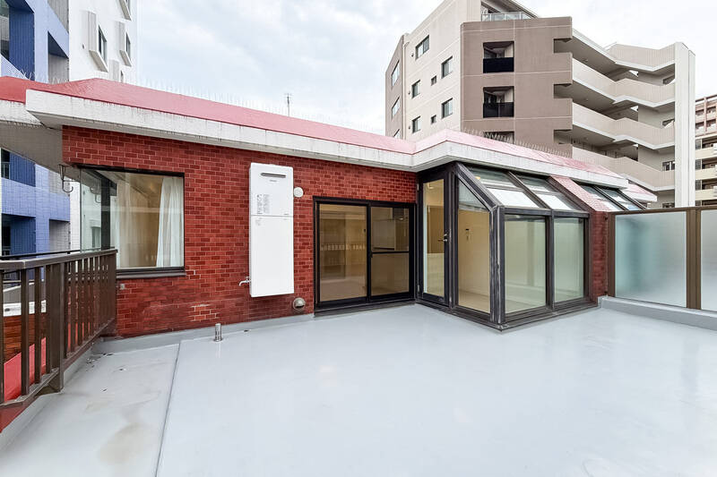 専有面積には含まれない、スペシャル感ある外空間♪ お気に入りのアウトドア家具を置いて、くつろぎの場所にしたいですね。<p><br></p><p>◼︎ルーフテラス面積：約23㎡</p>