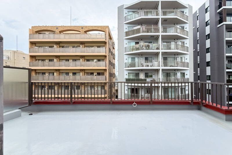 周辺にはマンションがいくつか建ち並んでいるため、場所によっては周囲からの視線が気になるかもしれません。