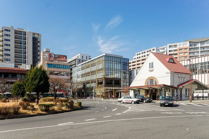駅周辺にはお店が集まり、駅直結の「nonowa 国立」は飲食店や雑貨店が多数。ちょっとしたお買い物やランチに便利ですよ。