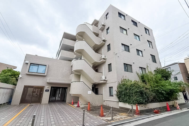 1989年に竣工した、新耐震基準適合のマンション。総戸数は45戸で、落ち着いた佇まいが街並みにしっくりと馴染んでいます。