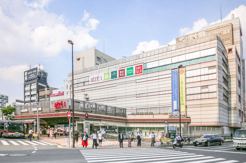 駅直結の商業施設や商店街、ミニシアター、目黒川など、日々の暮らしを支える環境が揃う「目黒」駅。さらに「五反田」駅も利用でき、いずれもマンションから徒歩10分の距離です。<b>2駅合わせて6路線を利用できます</b>！<div><p><br></p><p>■ 利用可能路線：JR山手線／都営三田線・浅草線／東急目黒線・池上線／東京メトロ南北線</p></div>