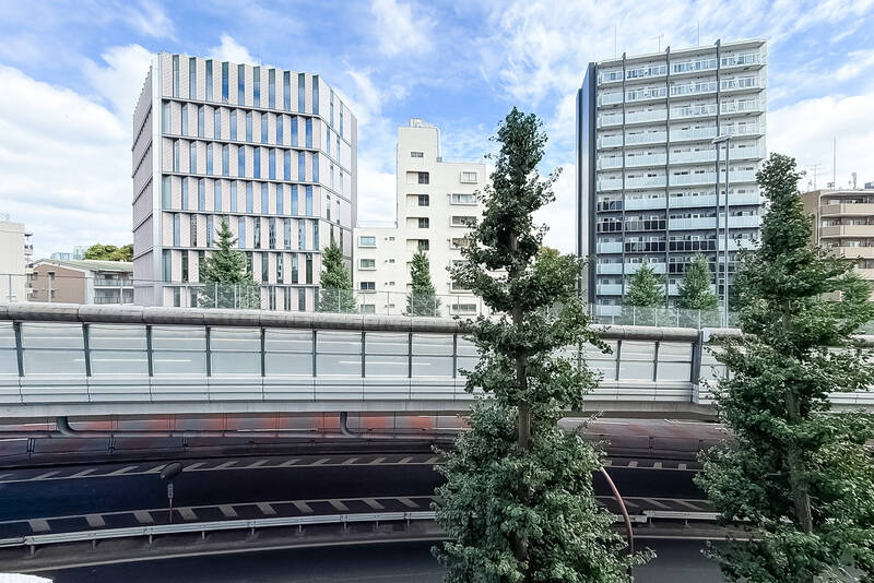 目線の高さに首都高が見えます。
