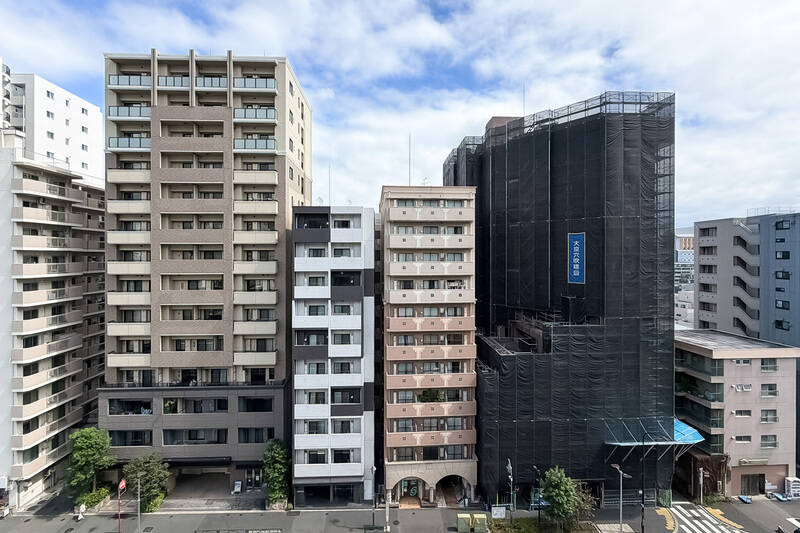 正面には建物が見えますが、距離が保たれているため視線は気にならない印象です。
