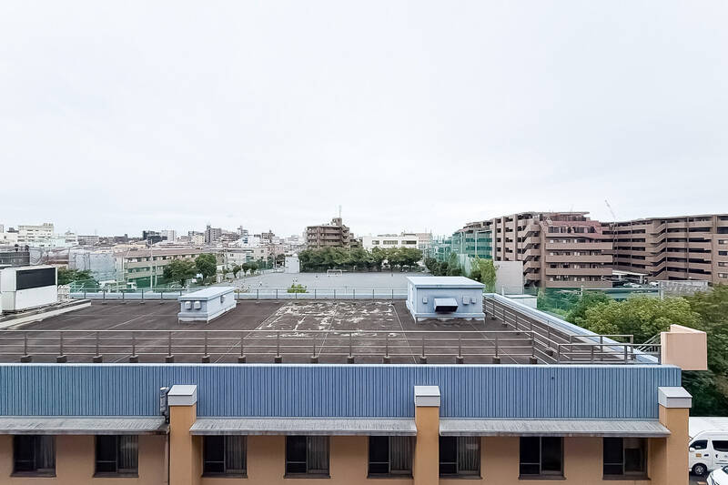 5階からは目の前の建物を越えて視界が抜け、開放感のある眺望が広がります。マンションは線路に隣接していますが、バルコニー側は線路とは反対向きです。
