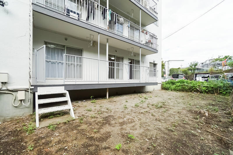専用庭は現在こんな感じ。家族で一緒に植物を植えて庭づくりしたら、素敵な思い出になりそうです。