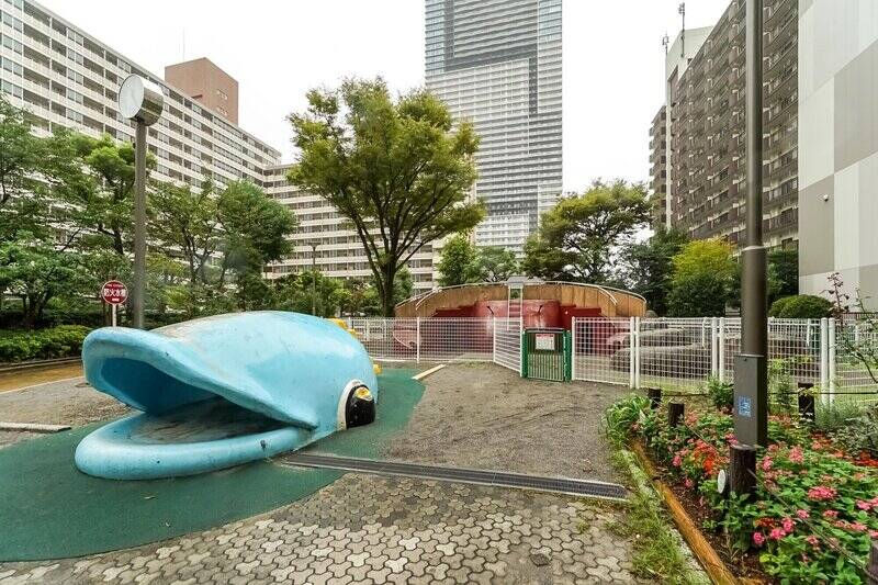 どうしても気になって、バルコニーから見えたお向かいの「豊洲五丁目公園」（通称・カニ公園）へ寄ってみました。おぉ、魚……そしてカニ型の遊具が砂場に設置されています。やはり湾岸だからでしょうか。これにはお子さまもニッコリですね！（徒歩1分）
