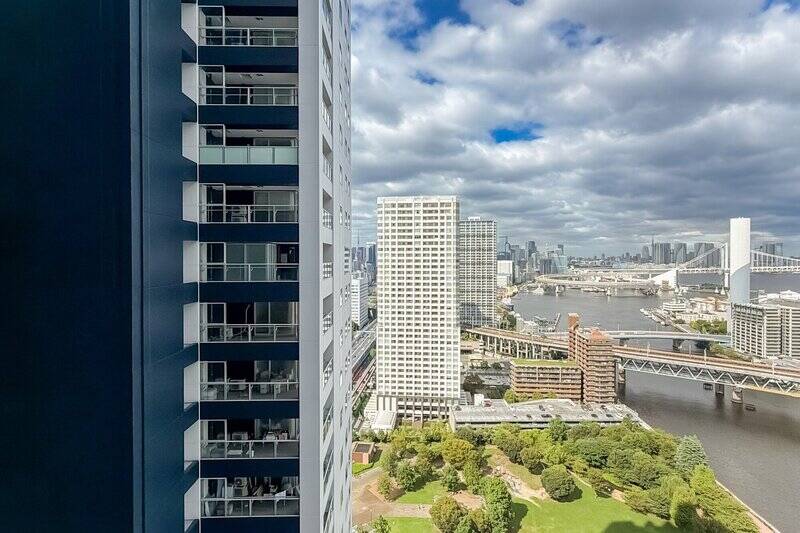 左手には同じ棟の別住戸が視界に入ります。右手には湾岸エリアの開放的な景色が！ 視界に「レインボーブリッジ」「東京タワー」が入るのは、この立地ならでは！