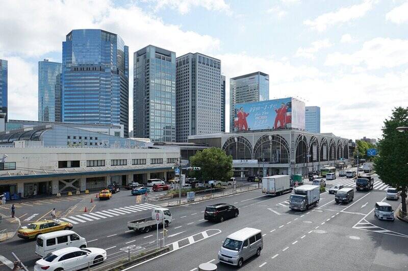最寄りの東京モノレール羽田空港線「天王洲アイル」駅までは徒歩7分。さらにターミナル駅である「品川」へは徒歩14分。マンションからは住民専用の有料シャトルバスが運行しているので、雨の日でも「品川」駅へアクセスしやすいのはうれしいポイント。