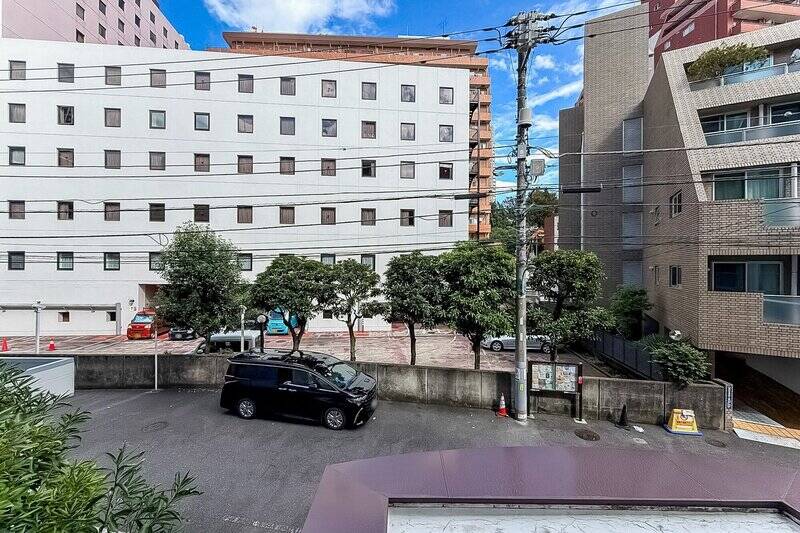 正面には建物が見えますが、道路を挟んでいるので圧迫感はありません。マンションは大通りから一本入った場所に位置しているので、比較的静かな環境ですよ。